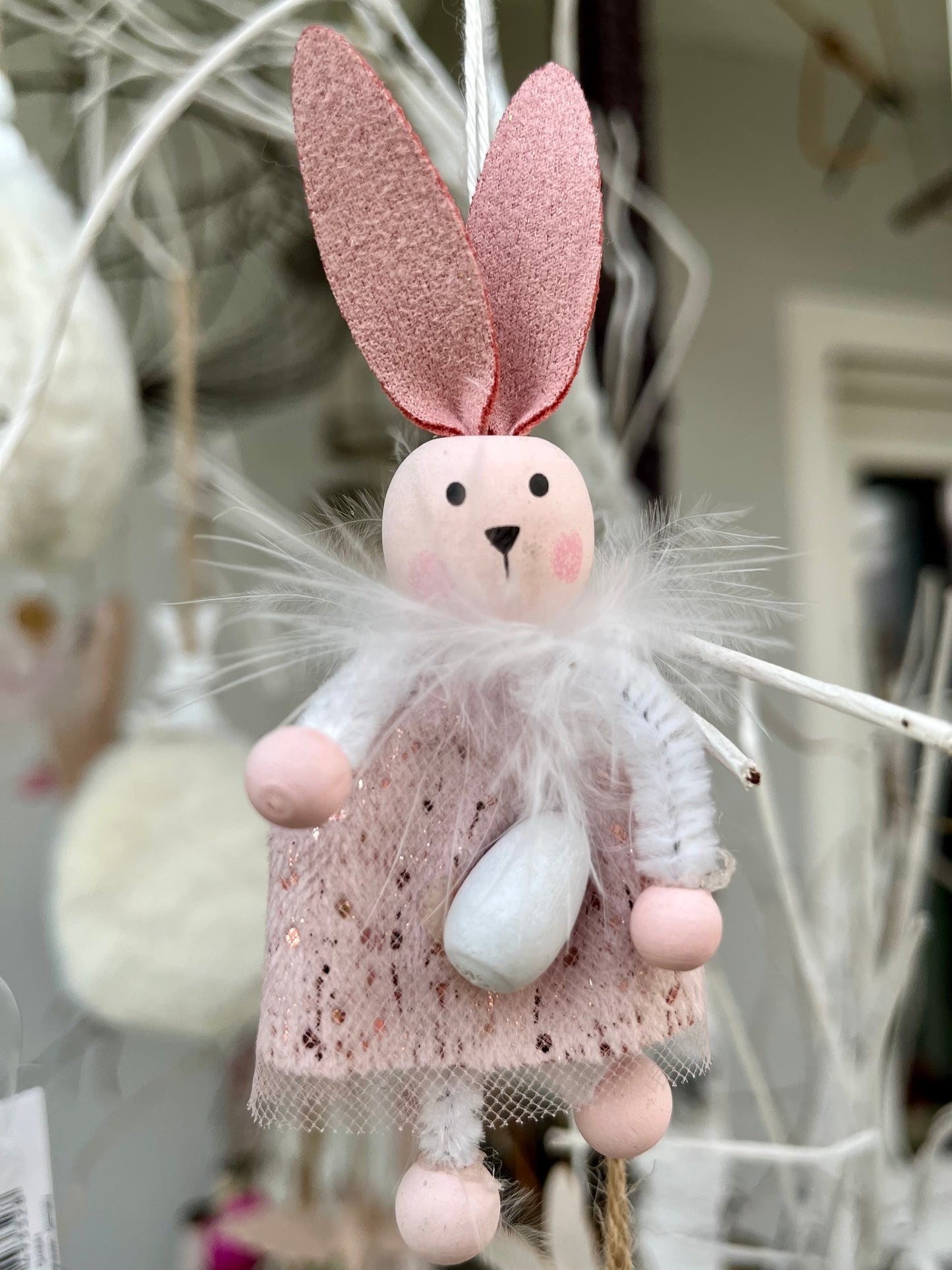 Hase - Federn - rosè - weiß - zum Hängen - H 10,5 cm