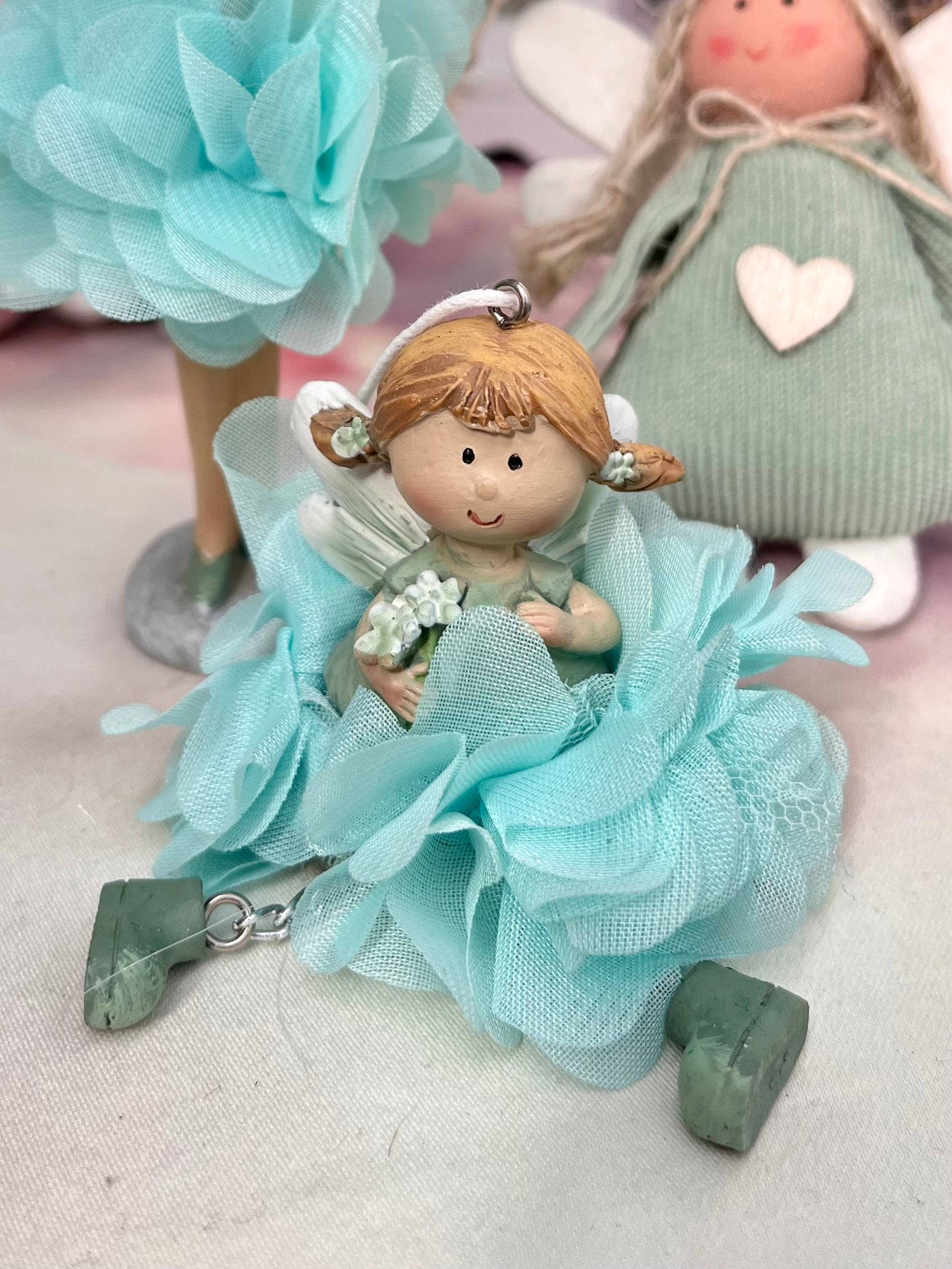 Hängerchen - Elfe - Seidenblume - Dekoration
Höhe: ca. 10,0 cm
Material: Polyresin, Seidenblume
Farben: lila, mint, rosa
Lieferumfang: 1 Elfe in der ausgesuchten Farbe