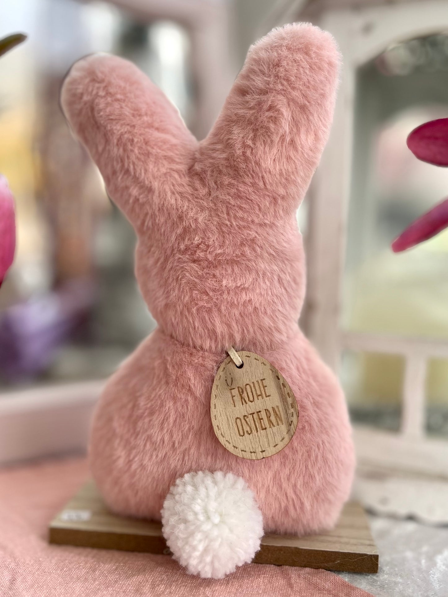 Hase aus Plüsch auf Holzsockel - rosa - ca. 22 cm
