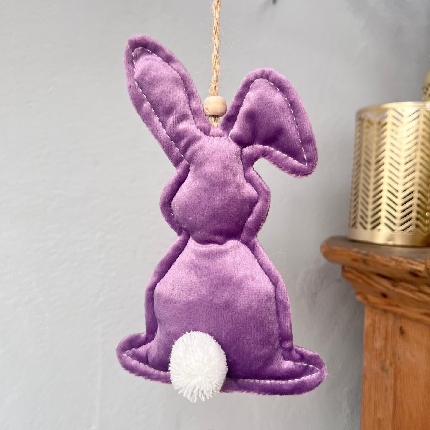 Hase aus Samt zum Hängen in lila - niedlicher Osterhase mit lustigem weißen Bommel
Maße: H 17 cm x B 10,0 cm + Hänger
Material: Samt
Farbe: lila Hase mit weißem Bommel
