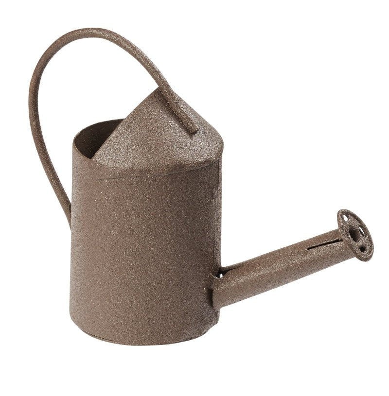 Die braune Metall Gießkanne ist ein sehr schönes Zubehör für die Wichteltür