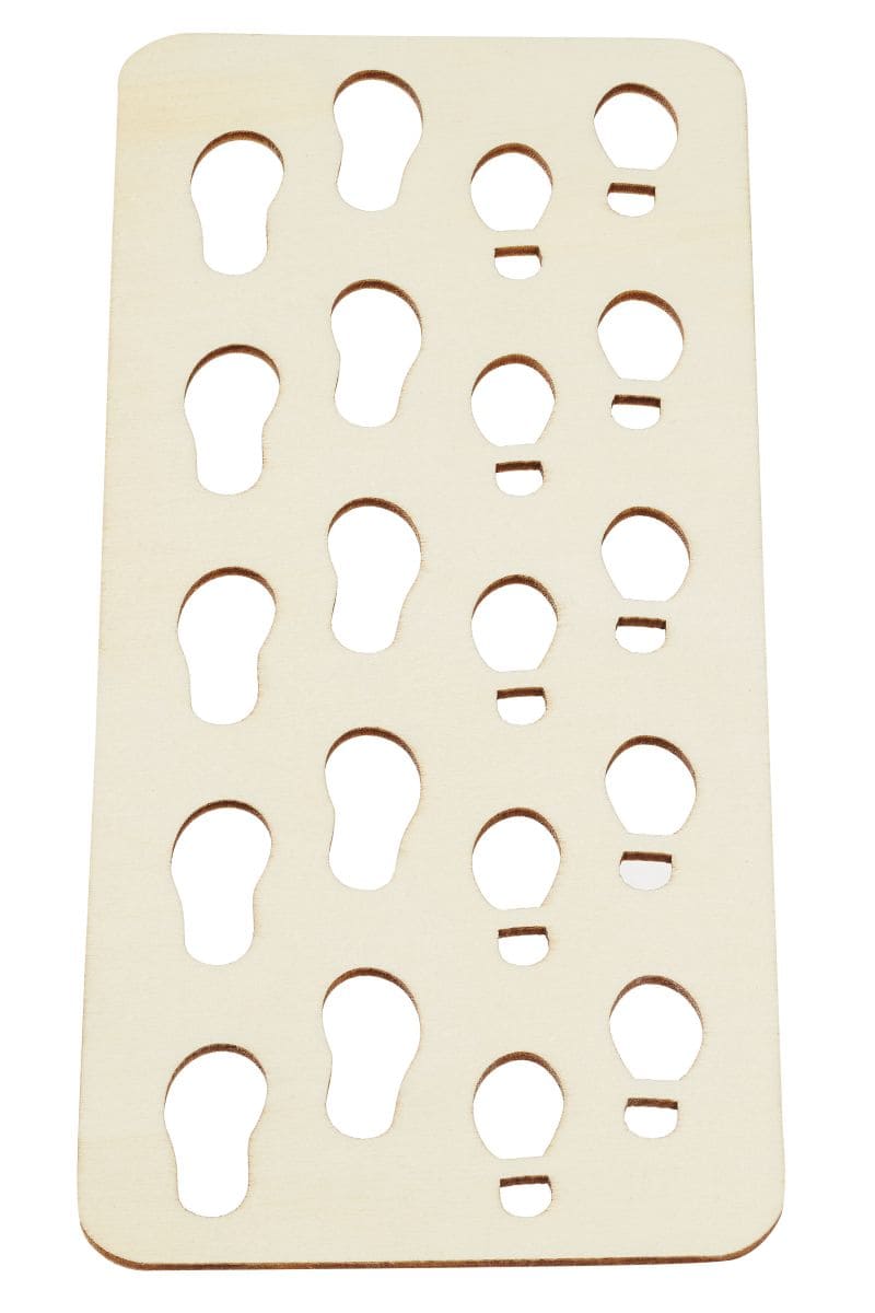 Schablone aus Holz als Wichteltür Zubehör - Damit bekommt man die Fußspuren der Wichtel wunderbar hin