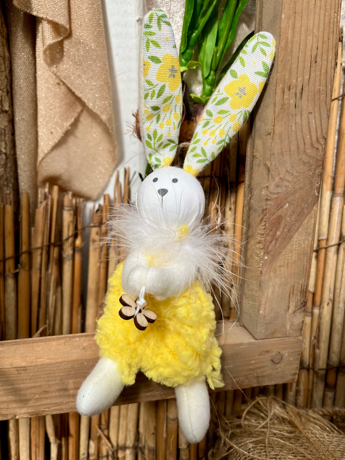 Diese beiden süßen Hasen haben eine Blume aus Holz in ihren Händen. Es gibt sie in 2 Ausführungen. Entweder mit gelben oder mit weißem Kleidchen.
Maße: Höhe ca 20 cm + Hänger
Material: Stoff, Filz, Holz
Farben: gelb, weiß
Lieferumfang: 1 Hase zum Hängen in der ausgesuchten Farbe