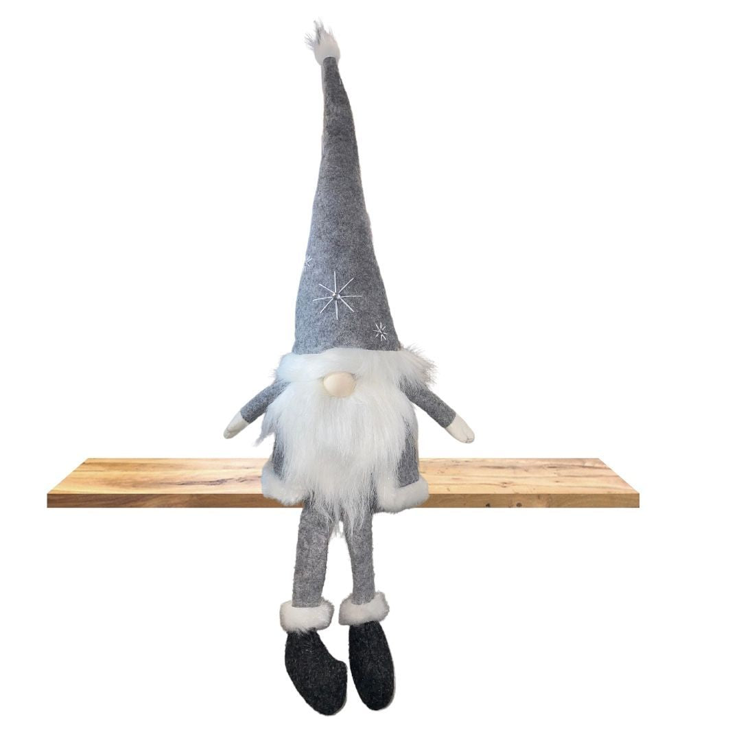 Wichtel Kantenhocker Santa - Nikolaus - Der Wichtel besteht aus einem strapazierfähigen Polyesterfilzmaterial und einer Holznase - Höhe: ca. 66,5 cm (48 cm + 18,5 cm Beine) Gewicht: ca. 760 g Applikation: Strasssteine - Material: Polyesterfilz, Holz - Farbe: grau, weiß