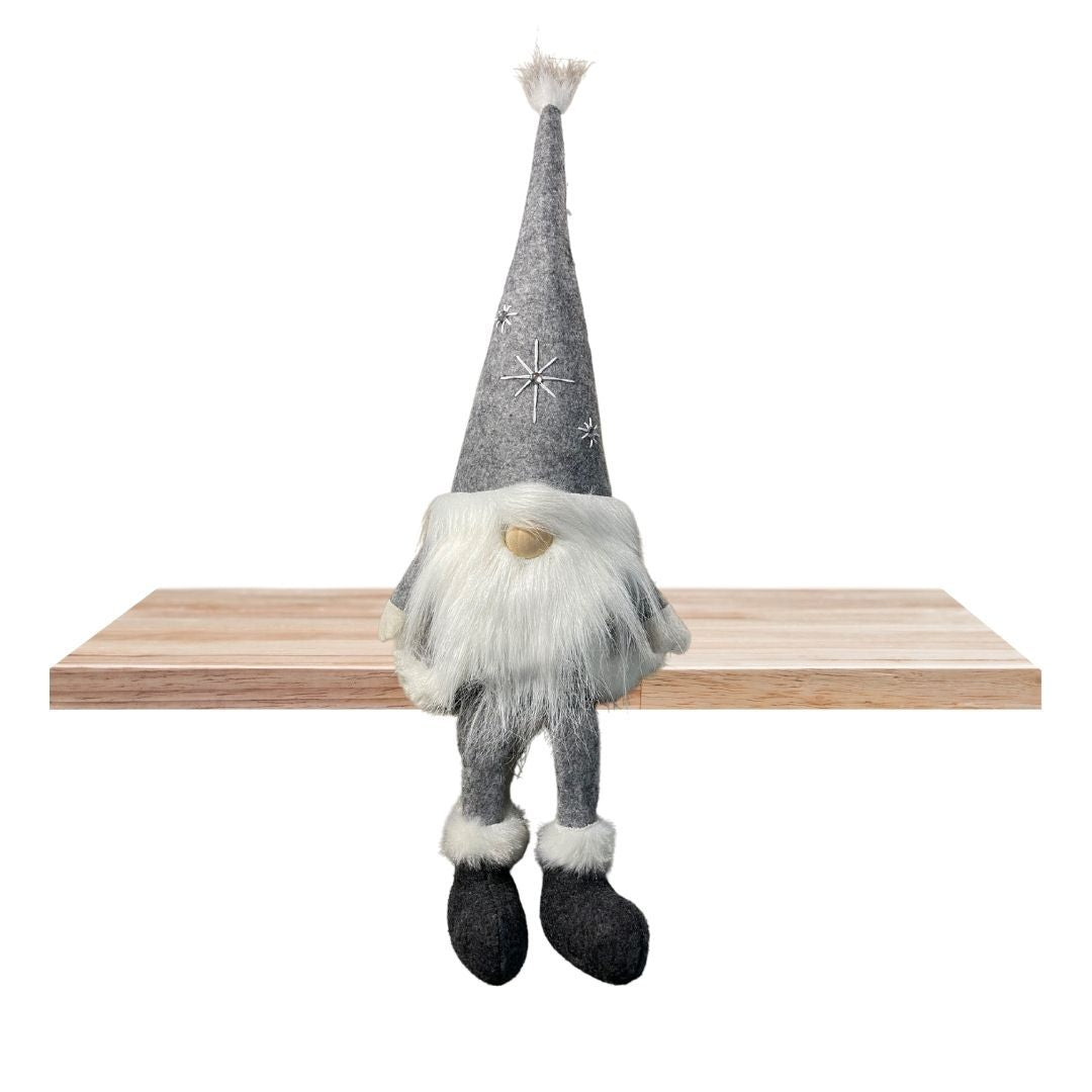 Wichtel Kantenhocker Santa - Nikolaus - Der Wichtel besteht aus einem strapazierfähigen Polyesterfilzmaterial, einer Holznase und Strasssteinen auf der Mütze - Höhe: ca. 47 cm (35 cm + 12 cm Beine) - Gewicht: ca. 450 g - Applikationen: Strasssteine - Material: Polyesterfilz, Holz - Farben: grau, weiß, schwarz