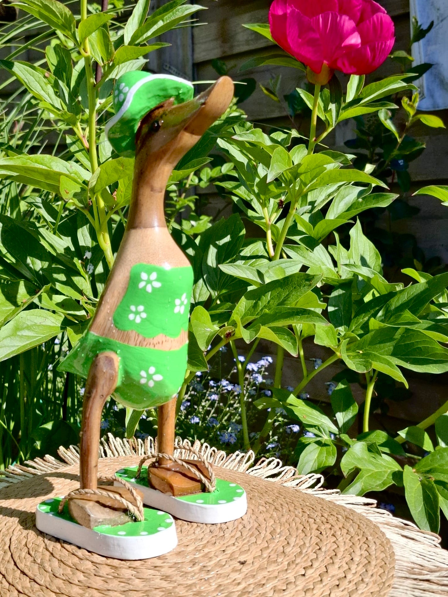 Bambusente im grünen Blümchen Kleid und Flip Flops ca 25 cm