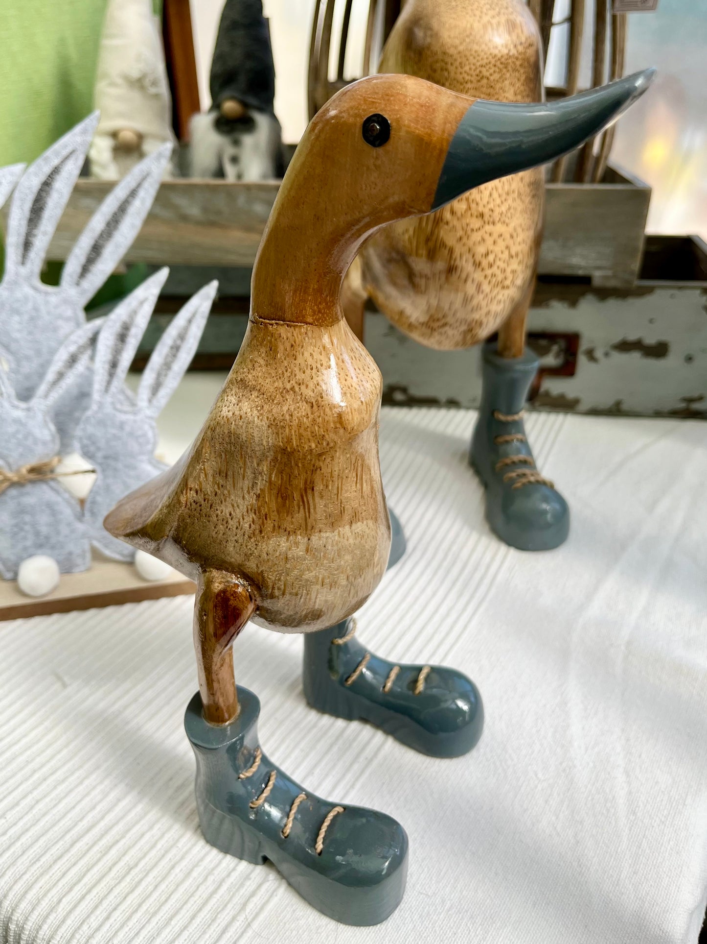Ente aus Bambus mit grauen Stiefeln, grauen Schnabel und einer Höhe von 25 cm . Wunderschöne Deko aus Bambuswurzel. Jedes Teil handgefertigt und ein Unikat. Ein Hingucker für Drinnen und Draußen
