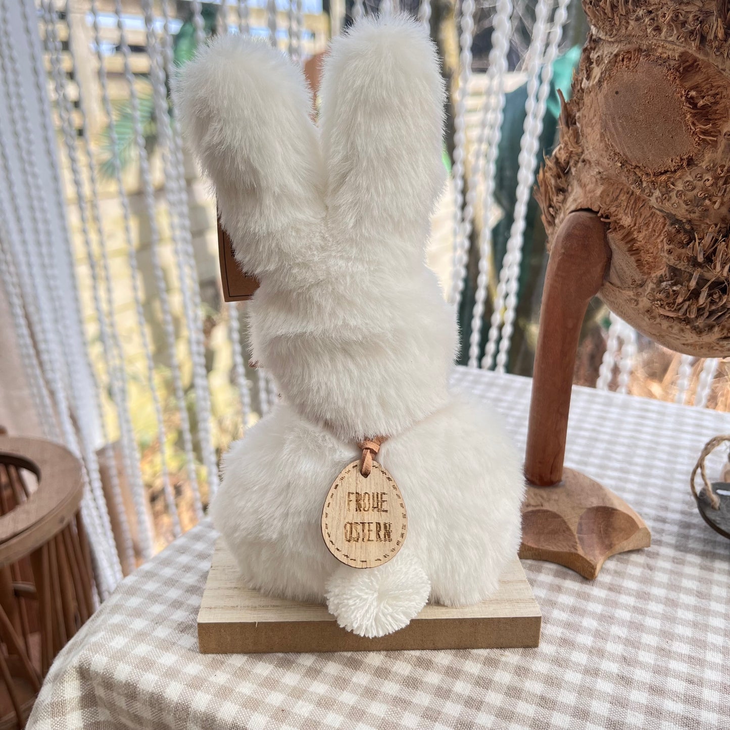 Hase aus Plüsch auf einem Holzsockel mit einem Anhänger "Frohe Ostern"
Höhe: ca. 19,0 cm
Material: Holz, Plüsch
Farben: weiß, braun
Lieferumfang: 1 Hase aus Plüsch auf Holzsockel