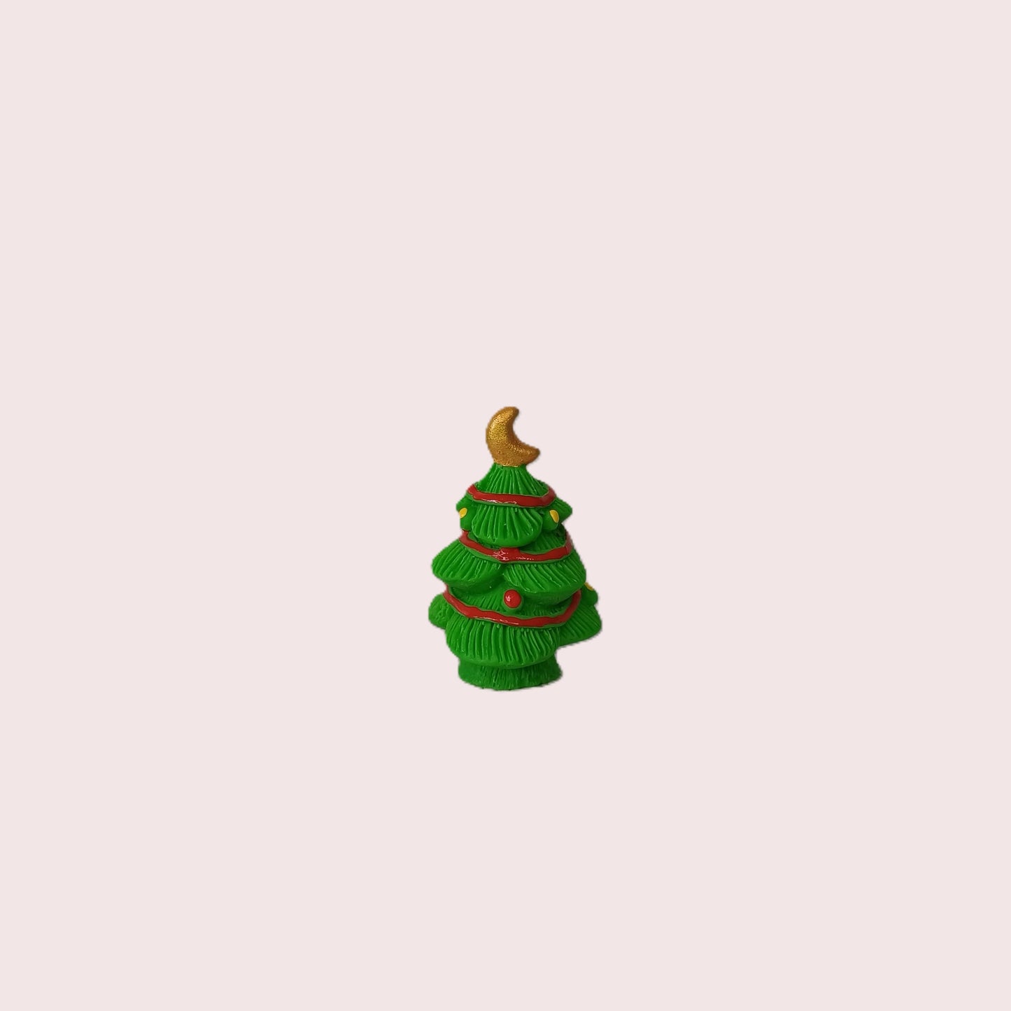 Diesen dekorativen Weihnachtsbaum gibt es in drei Ausführungen. Die Spitze gibt es als Herz, Stern oder Mond. Die Größe variiert je nach Ausführung, zwischen 3,6 cm und 4,2 cm. Der Christbaum ist für den Wichtel zum Weihnachtsfest unerlässlich. Also ein sehr wichtiges Wichteltür Zubehör.