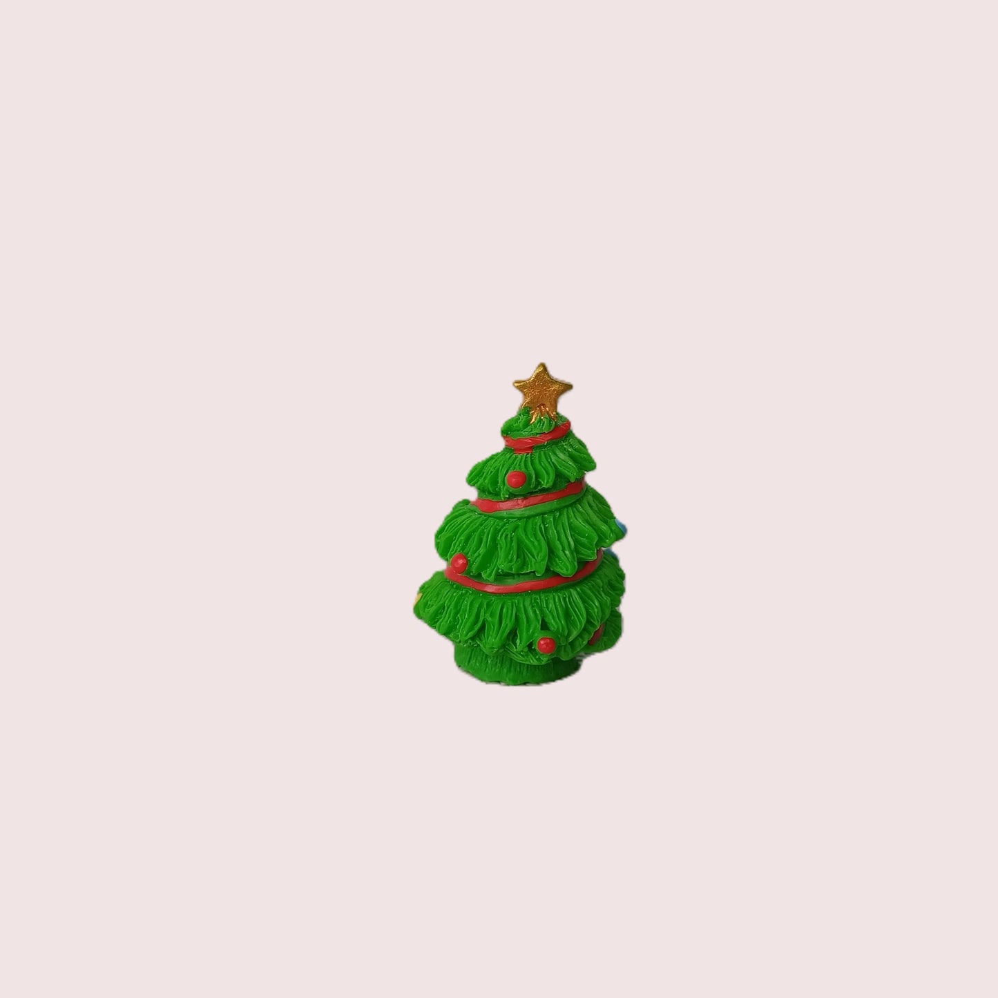 Diesen dekorativen Weihnachtsbaum gibt es in drei Ausführungen. Die Spitze gibt es als Herz, Stern oder Mond. Die Größe variiert je nach Ausführung, zwischen 3,6 cm und 4,2 cm. Der Christbaum ist für den Wichtel zum Weihnachtsfest unerlässlich. Also ein sehr wichtiges Wichteltür Zubehör.
