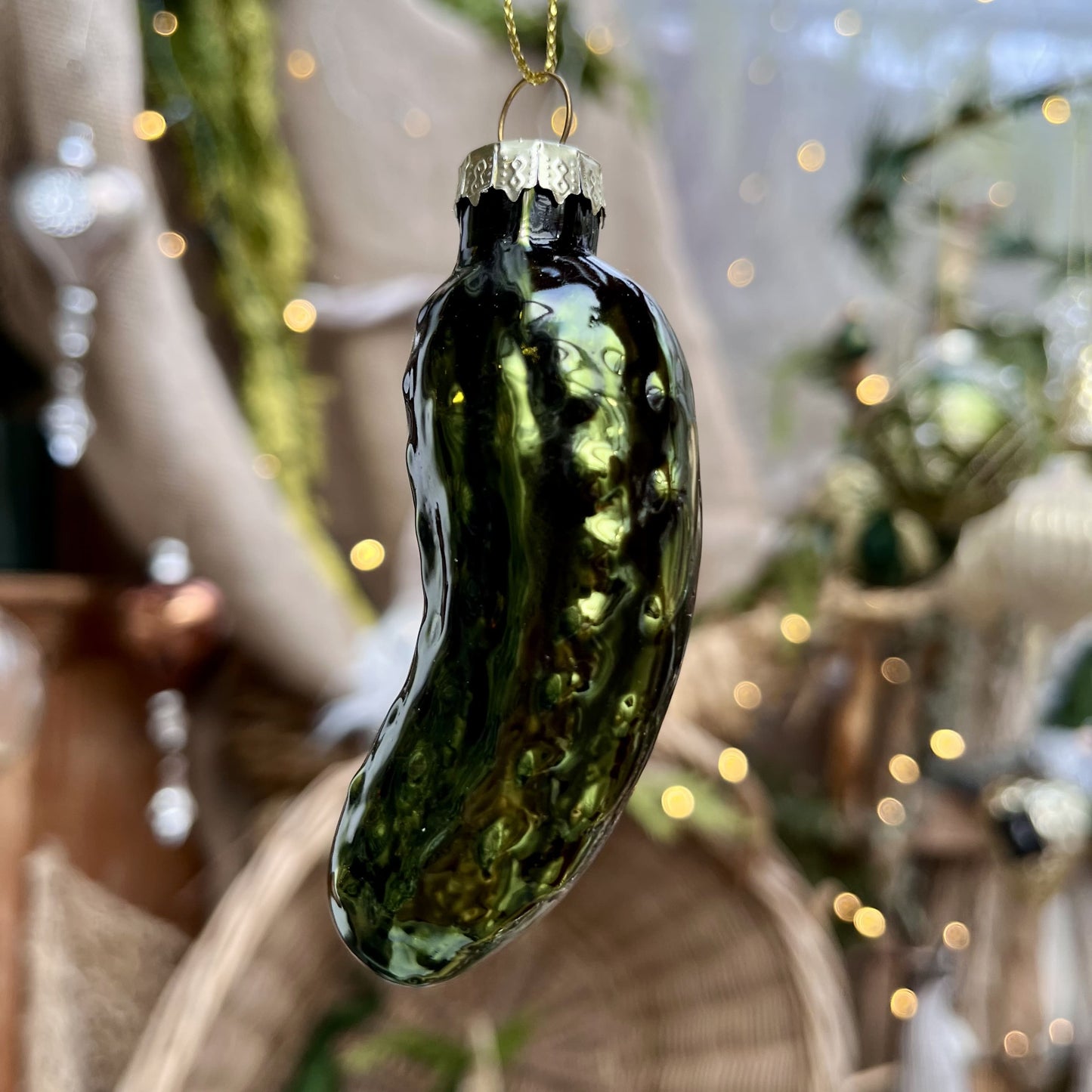 Christbaumkugel „Gurke“ - Glas - ca. 8,5 cm - Weißt du, was es mit dieser Gurke auf sich hat? Wir verraten es dir: Die Weihnachtsgurke wird an Heiligabend im Christbaum versteckt und wer sie zuerst findet, darf als Erster seine Geschenke auspacken. Klingt witzig oder? Versuch es doch auch mal