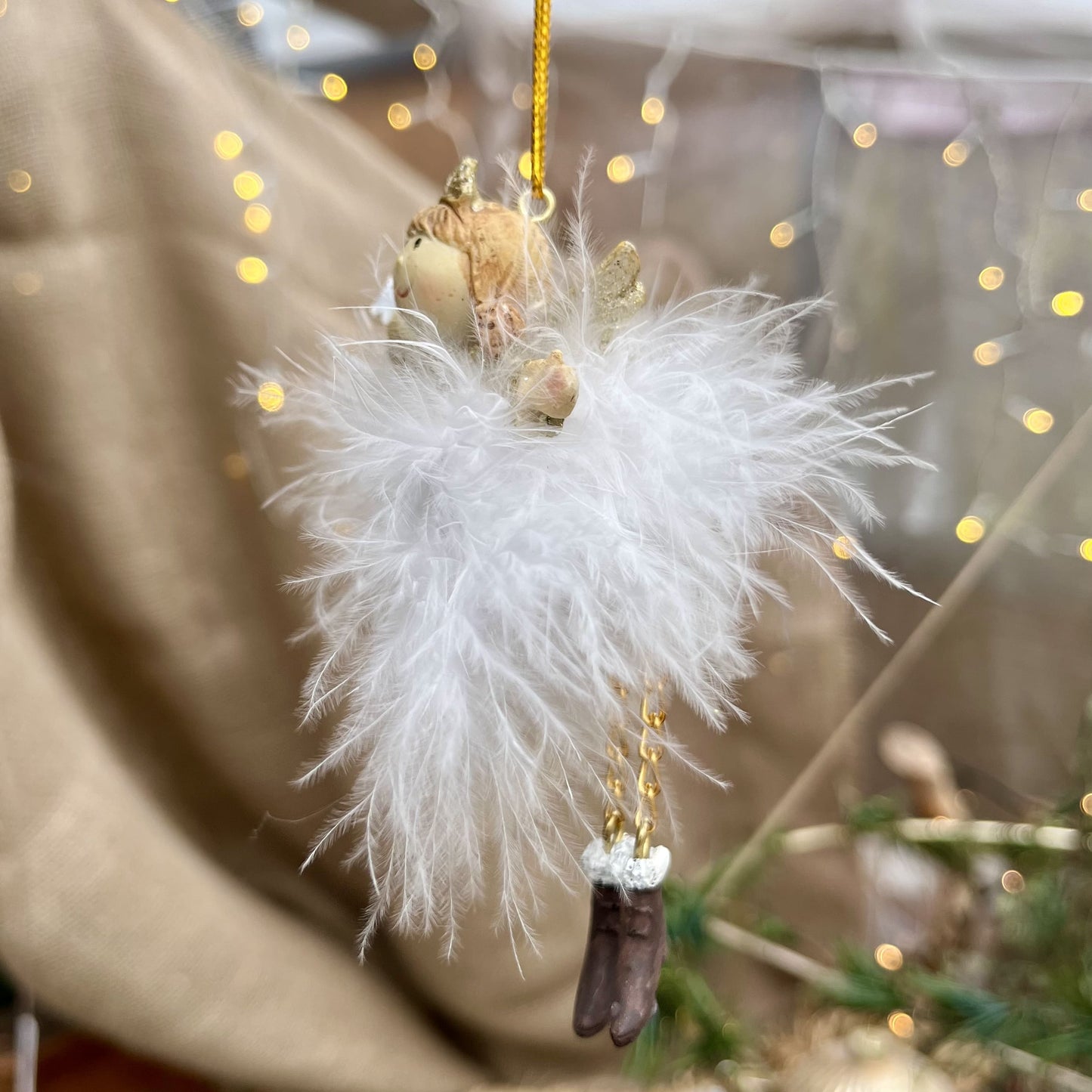 Dieser zarte Federengel mit Krönchen verleiht eurem Weihnachtsbaum eine besondere Note. Das federleichte Kleid wiegt sanft auf und ab und sorgt für eine beruhigende, festliche Atmosphäre. Mit einer Höhe von ca. 11,5 cm ist er in zwei eleganten Varianten erhältlich und bringt himmlischen Glanz in eure Weihnachtsdekoration.