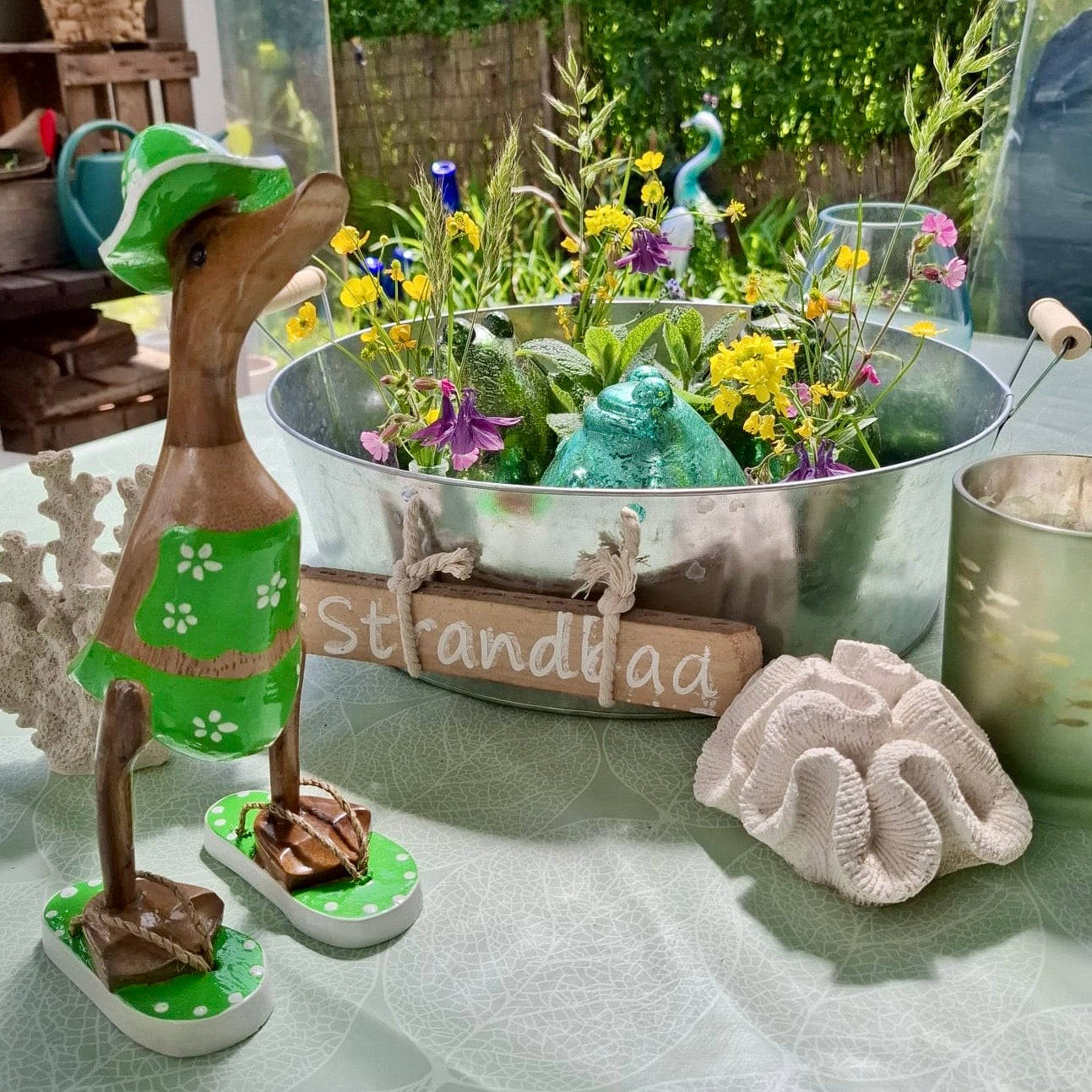 Bambusente im grünen Blümchen Kleid und Flip Flops ca 25 cm