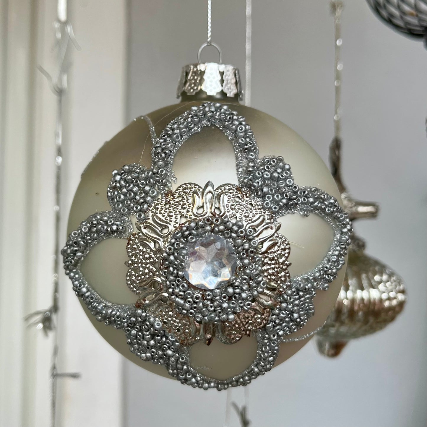 Kugel - mit Perlenrose - zum Hängen - Glas - silber-grau - ca. 10 cm