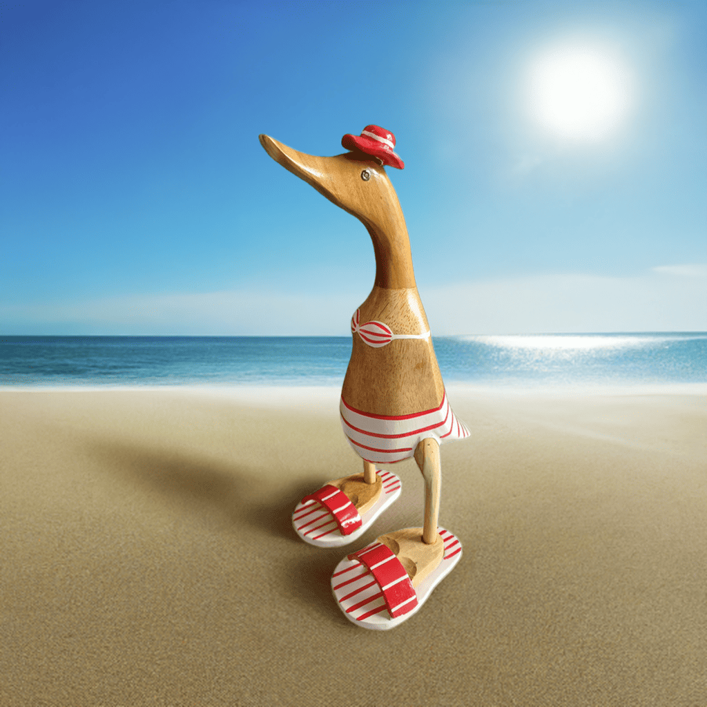 Ente aus Bambus - Badefreund - mit Bikini, Hut und Flip Flops in weiß und rot - Höhe ca. 40 cm.
Wunderschöne Deko aus Bambuswurzel. Jedes Teil handgefertigt und ein Unikat. Ein Hingucker für Drinnen und Draußen