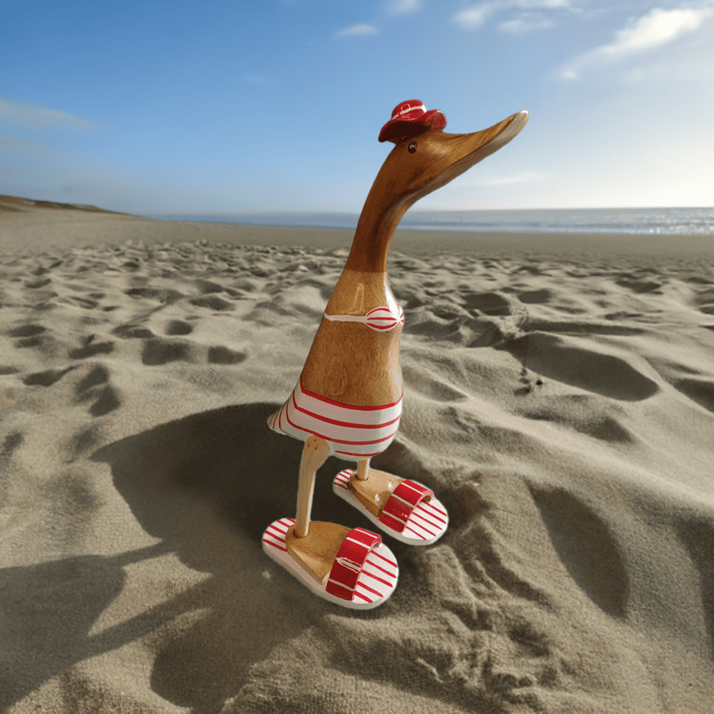 Ente aus Bambus - Badefreund - mit Bikini, Hut und Flip Flops in weiß und rot - Höhe ca. 40 cm.
Wunderschöne Deko aus Bambuswurzel. Jedes Teil handgefertigt und ein Unikat. Ein Hingucker für Drinnen und Draußen