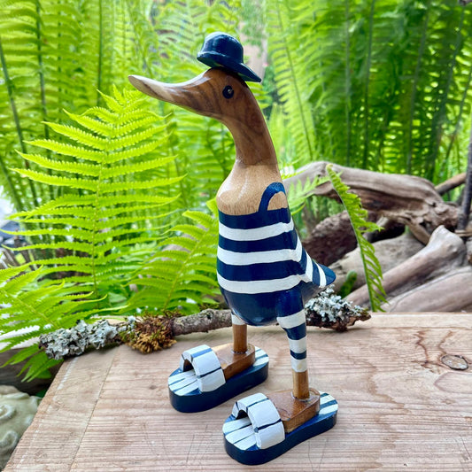 Ente aus Bambus - Badefreund - mit blauen Flip Flops, Badeanzug und Cap und einer Höhe von ca. 25 cm. 
Wunderschöne Deko aus Bambuswurzel. Jedes Teil handgefertigt und ein Unikat. Ein Hingucker für Drinnen und Draußen.