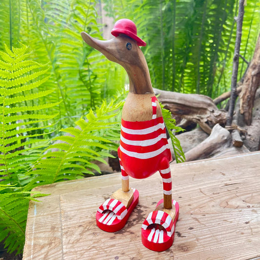 Ente aus Bambus - Badefreund - mit roten Flip Flops, Badeanzug und Cap und einer Höhe von ca. 25 cm. 
Wunderschöne Deko aus Bambuswurzel. Jedes Teil handgefertigt und ein Unikat. Ein Hingucker für Drinnen und Draußen.