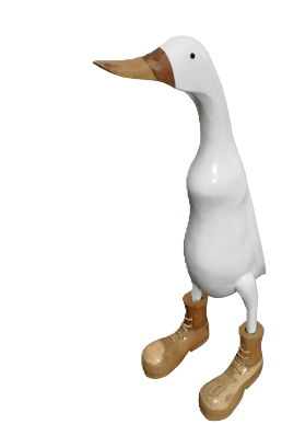 Ente aus Bambus in weiß mit braunen Stiefeln, braunem Schnabel mit einer Höhe von ca 40 cm.