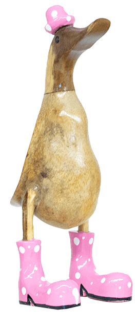 Ente aus Bambus mit rosa Stiefeln und Hut in einer Höhe von 25 cm.