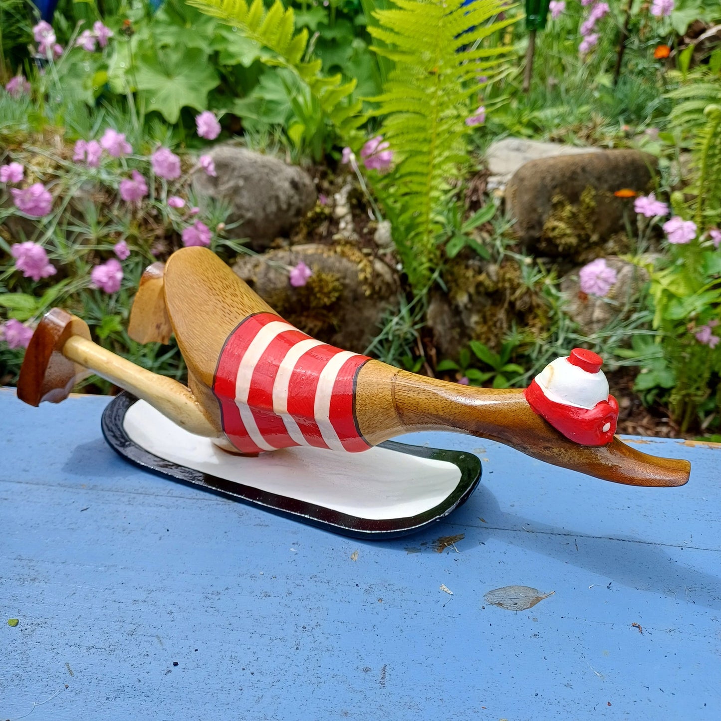 Bambusente als Surfer mit Surfbrett in den Farben rot und weiß - ca. 25 x 9 x 12cm - es könnte aber natürlich auch ein Snowboarder sein