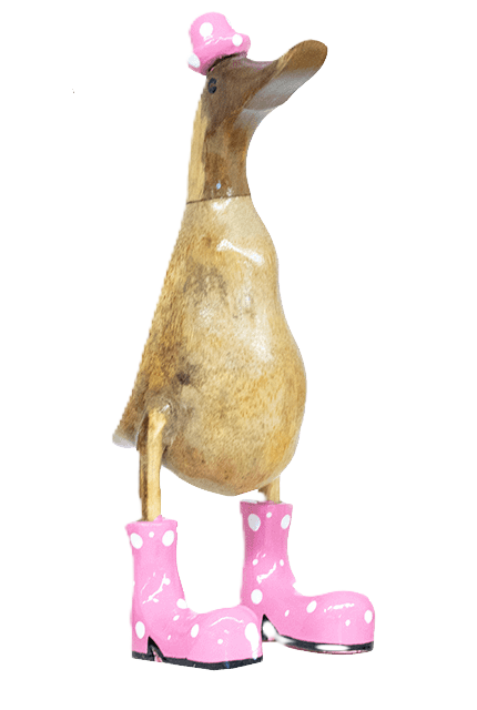 Ente aus Bambus mit rosa Stiefeln und Hut in einer Höhe von 25 cm.
Wunderschöne Deko aus Bambuswurzel. Jedes Teil handgefertigt und ein Unikat. Ein Hingucker für Drinnen und Draußen.
Zudem stehen die Enten aus Bambus für Familie, Treue & Liebe und Holz für Wachstum. So macht es sie dadurch auch zu einem bedeutungsvollen Geschenk für einen lieben Menschen.
Ente mit Stiefeln + Hut / rosa
Farbe: natur / rosa
Material: Bambus, Holz
Maße: Höhe 25 cm
Ursprung: Indonesien