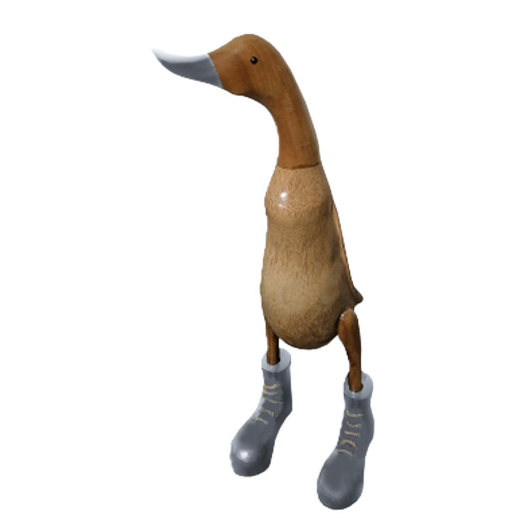 Ente aus Bambus mit grauen Stiefeln, grauem Schnabel und einer Höhe von ca 40 cm. Jedes Teil handgefertigt und ein Unikat. Ein Deko Hingucker für Drinnen und Draußen. Zudem stehen die Enten aus Bambus für Familie, Treue & Liebe und Holz für Wachstum. So macht es sie dadurch auch zu einem bedeutungsvollen Geschenk für einen lieben Menschen.
Ente mit Stiefeln / grau
Farbe: natur / grau
Material: Bambus, Holz
Maße: Höhe ca 40 cm
Ursprung: Indonesien