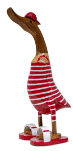Ente aus Bambus mit roten Flip Flops und Cap ca. 40 cm