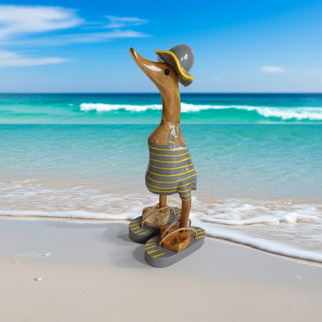 Strandente aus Bambus im grauen Badeanzug mit gelben Streifen, Sonnenhut und Flip Flops - Höhe ca. 25 cm. Wunderschöne Deko aus Bambuswurzel. Jedes Teil handgefertigt und ein Unikat. Ein Hingucker für Drinnen und Draußen