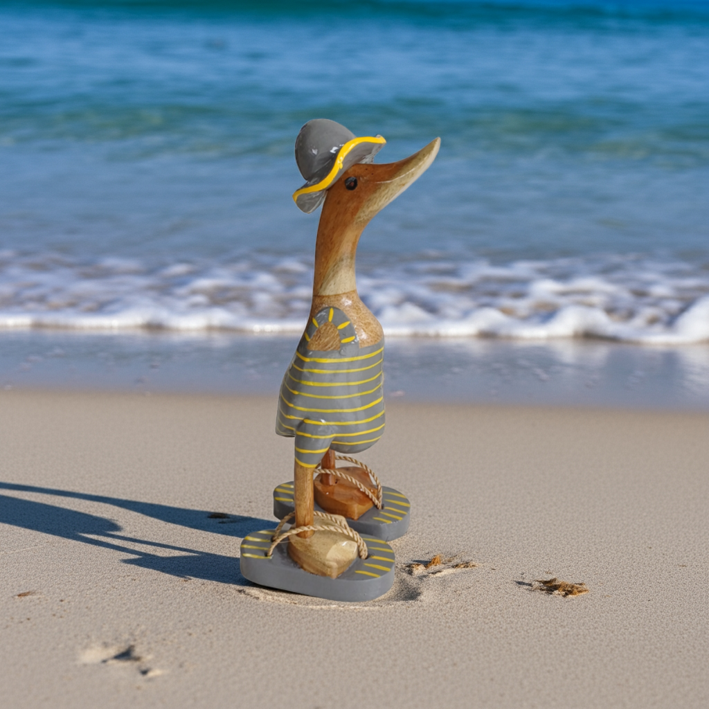 Strandente aus Bambus im grauen Badeanzug mit gelben Streifen, Sonnenhut und Flip Flops - Höhe ca. 25 cm. Wunderschöne Deko aus Bambuswurzel. Jedes Teil handgefertigt und ein Unikat. Ein Hingucker für Drinnen und Draußen