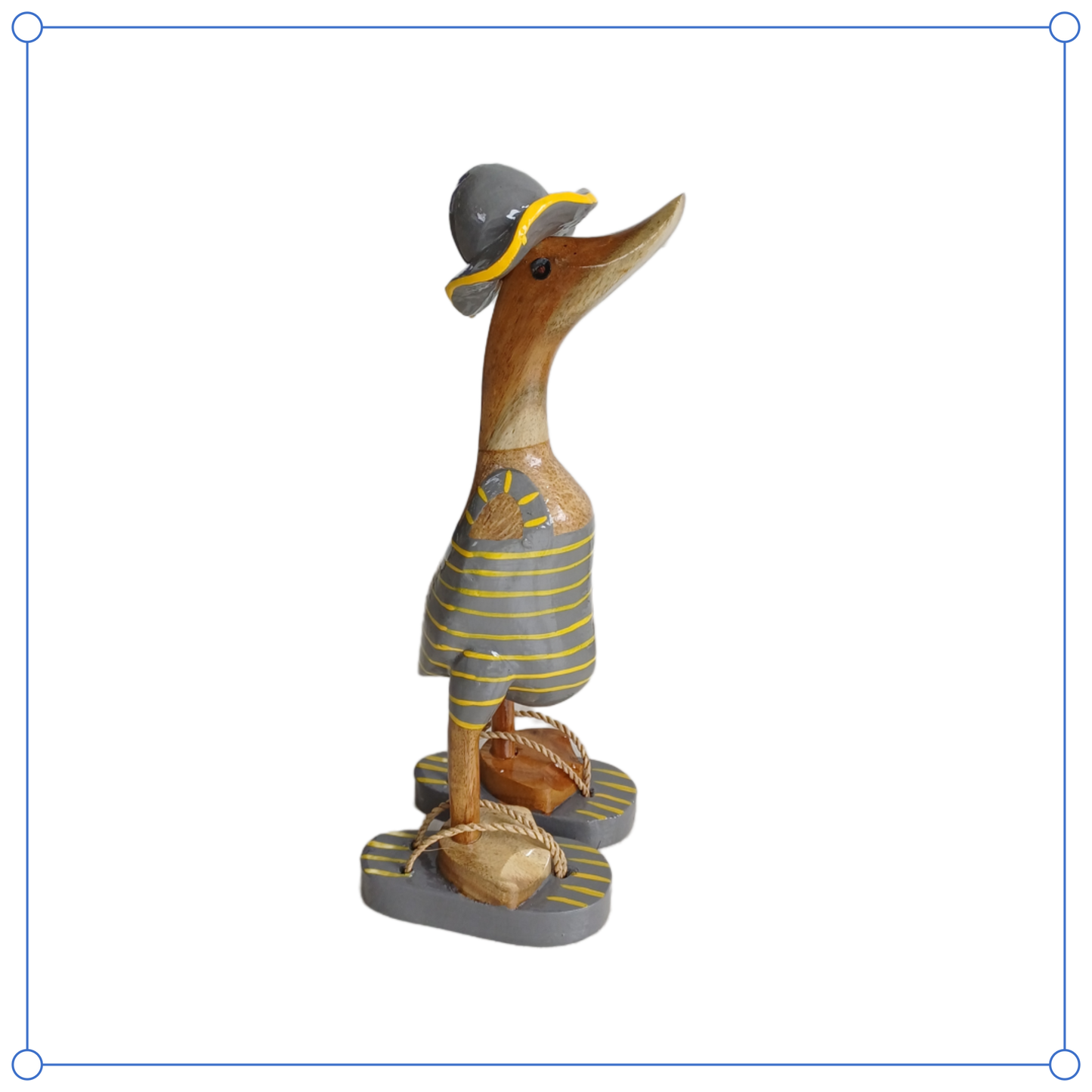 Strandente aus Bambus im grauen Badeanzug mit gelben Streifen, Sonnenhut und Flip Flops - Höhe ca. 25 cm. Wunderschöne Deko aus Bambuswurzel. Jedes Teil handgefertigt und ein Unikat. Ein Hingucker für Drinnen und Draußen
