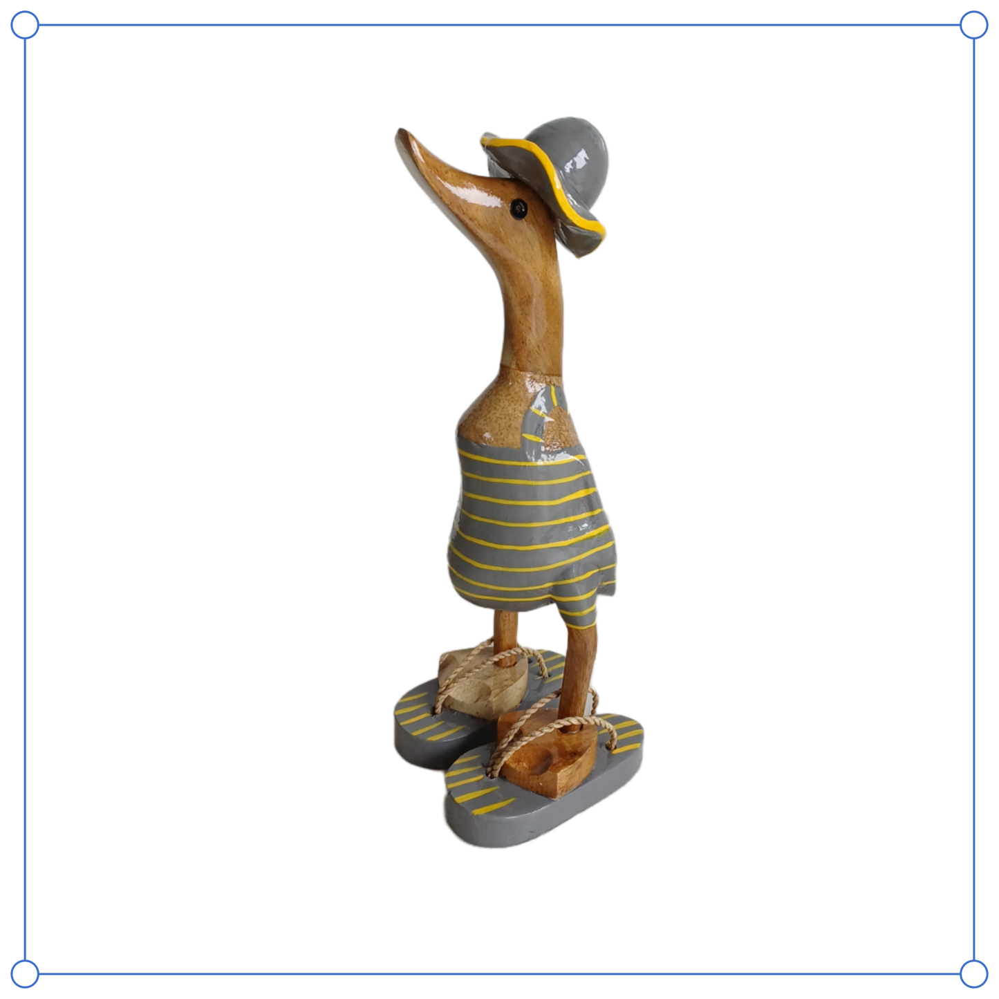 Strandente aus Bambus im grauen Badeanzug mit gelben Streifen, Sonnenhut und Flip Flops - Höhe ca. 25 cm. Wunderschöne Deko aus Bambuswurzel. Jedes Teil handgefertigt und ein Unikat. Ein Hingucker für Drinnen und Draußen