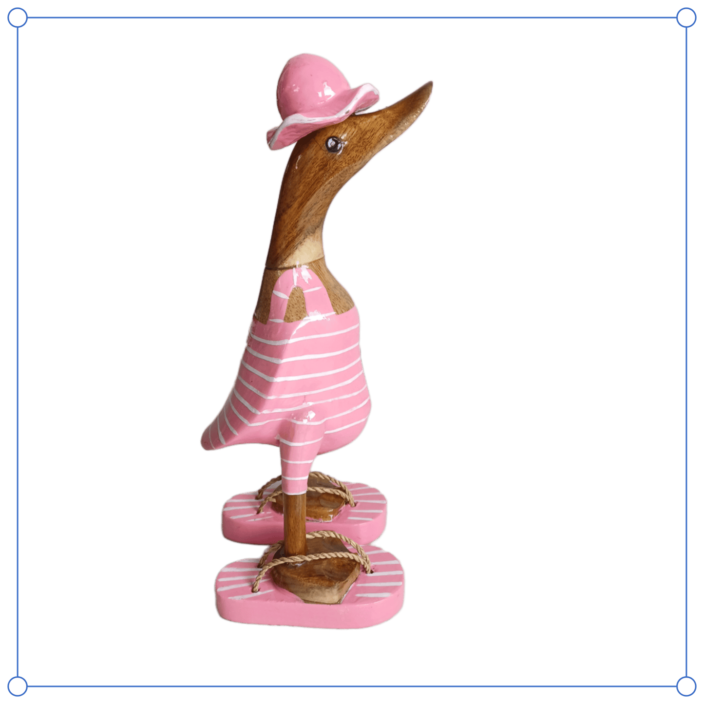 Strandente aus Bambus im rosa Badeanzug mit weißen Streifen, Sonnenhut und Flip Flops - Höhe ca. 25 cm. Wunderschöne Deko aus Bambuswurzel. Jedes Teil handgefertigt und ein Unikat. Ein Hingucker für Drinnen und Draußen
