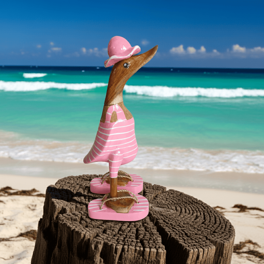 Strandente aus Bambus im rosa Badeanzug mit weißen Streifen, Sonnenhut und Flip Flops - Höhe ca. 25 cm. Wunderschöne Deko aus Bambuswurzel. Jedes Teil handgefertigt und ein Unikat. Ein Hingucker für Drinnen und Draußen