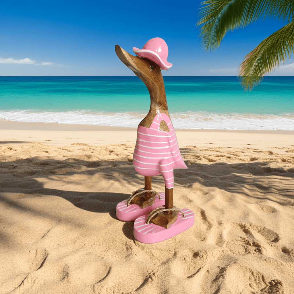 Strandente aus Bambus im rosa Badeanzug mit weißen Streifen, Sonnenhut und Flip Flops - Höhe ca. 25 cm. Wunderschöne Deko aus Bambuswurzel. Jedes Teil handgefertigt und ein Unikat. Ein Hingucker für Drinnen und Draußen