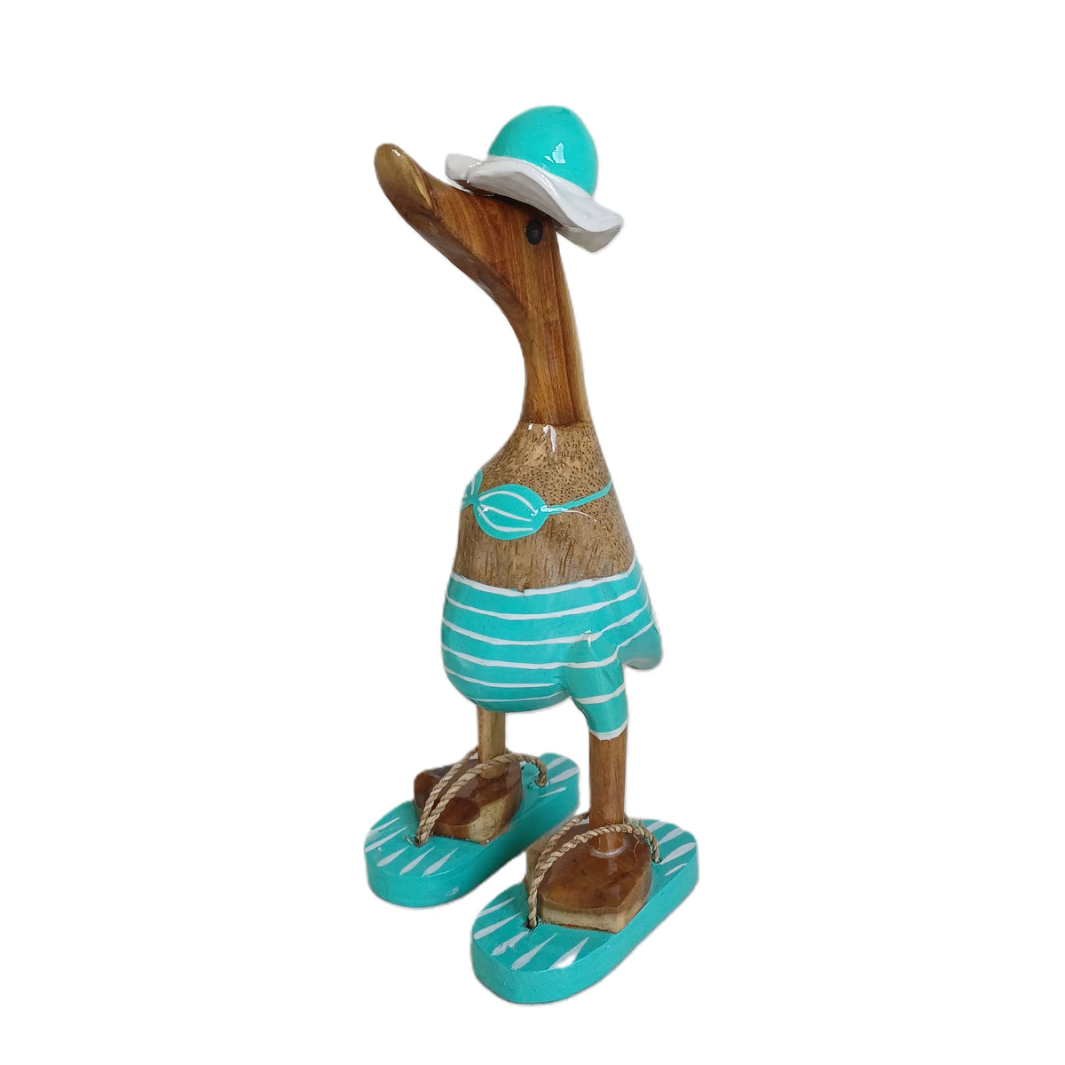 Strandente aus Bambus im türkisen Bikini mit weißen Streifen, Sonnenhut und Flip Flops - Höhe ca. 25 cm.
Wunderschöne Deko aus Bambuswurzel. Jedes Teil handgefertigt und ein Unikat. Ein Hingucker für Drinnen und Draußen
Zudem stehen die Enten aus Bambus für Familie, Treue & Liebe und Holz für Wachstum. So macht es sie dadurch auch zu einem bedeutungsvollen Geschenk für einen lieben Menschen.