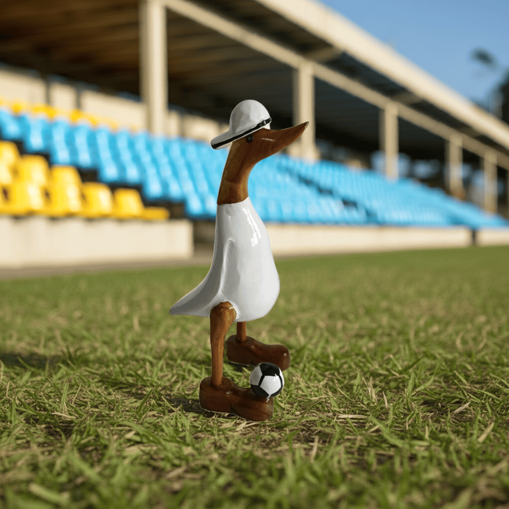 Ente mit Fußball und Cap in weiß - Höhe ca. 25 cm. Wunderschöne Deko aus Bambuswurzel. Jedes Teil handgefertigt und ein Unikat aus Bali. Ein Hingucker für Drinnen und Draußen.