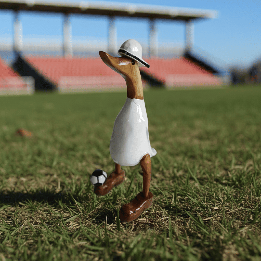 Ente mit Fußball und Cap in weiß - Höhe ca. 25 cm. Wunderschöne Deko aus Bambuswurzel. Jedes Teil handgefertigt und ein Unikat aus Bali. Ein Hingucker für Drinnen und Draußen.