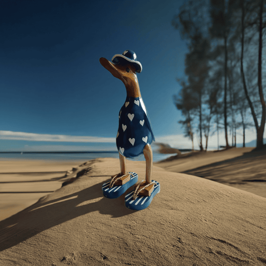 Ente aus Bambus - mit weißen Herzen, blauen Flip Flops und Sonnenhut und einer Höhe von 25 cm. Wunderschöne Deko aus Bambuswurzel. Jedes Teil handgefertigt und ein Unikat. Ein Hingucker für Drinnen und Draußen.