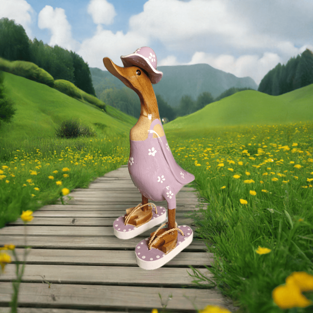 Ente aus Bambus im flieder Blümchen Kleid, mit Flip Flops und Sonnenhut - Höhe ca. 25 cm. 
Wunderschöne Deko aus Bambuswurzel. Jedes Teil handgefertigt und ein Unikat. Ein Hingucker für Drinnen und Draußen
