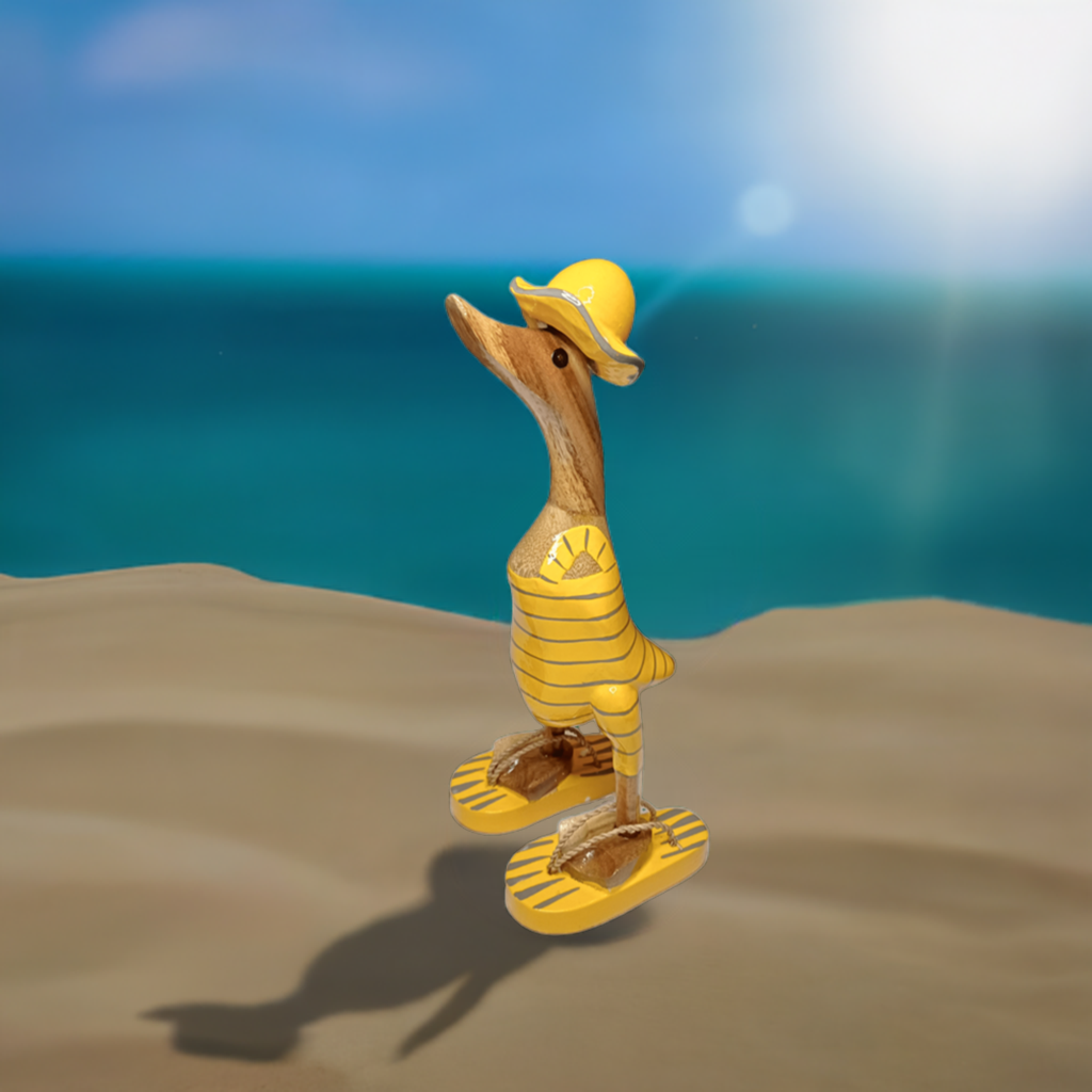 Strandente aus Bambus im gelbem Badeanzug mit grauen Streifen, Sonnenhut und Flip Flops - Höhe ca. 25 cm. Wunderschöne Deko aus Bambuswurzel. Jedes Teil handgefertigt und ein Unikat. Ein Hingucker für Drinnen und Draußen