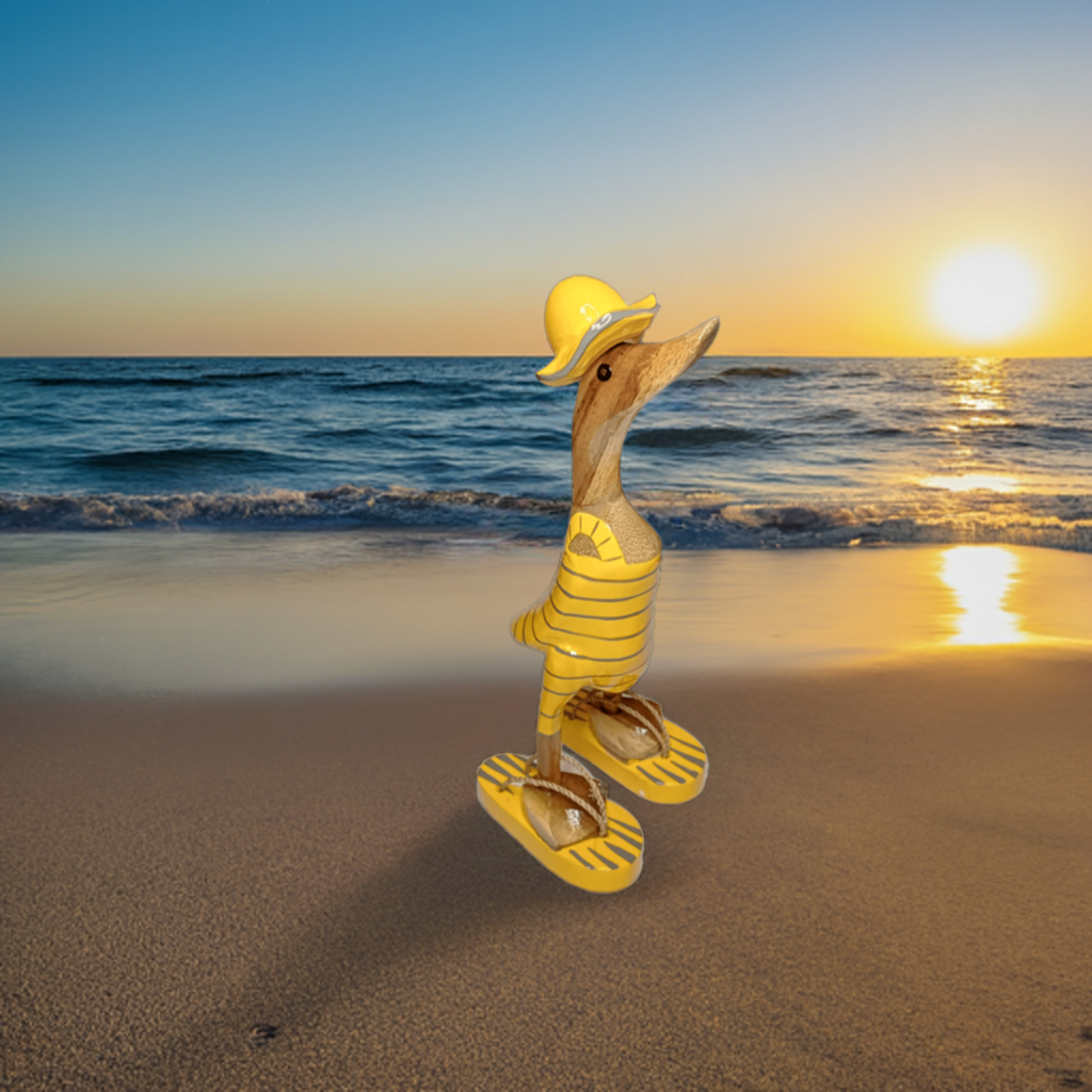 Strandente aus Bambus im gelbem Badeanzug mit grauen Streifen, Sonnenhut und Flip Flops - Höhe ca. 25 cm. Wunderschöne Deko aus Bambuswurzel. Jedes Teil handgefertigt und ein Unikat. Ein Hingucker für Drinnen und Draußen