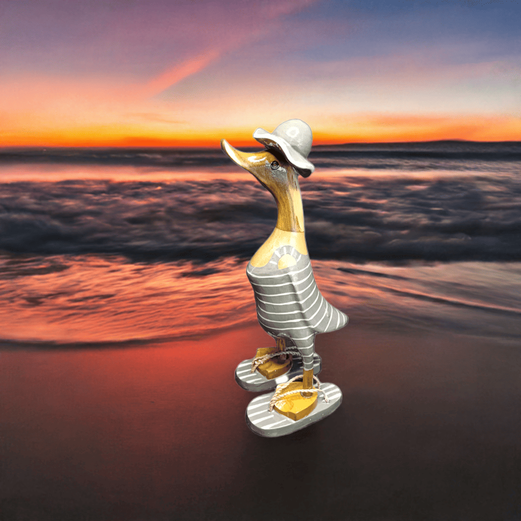 Strandente aus Bambus im grauen Badeanzug mit weissen Streifen, Sonnenhut und Flip Flops - Höhe ca. 25 cm. Wunderschöne Deko aus Bambuswurzel. Jedes Teil handgefertigt und ein Unikat. Ein Hingucker für Drinnen und Draußen