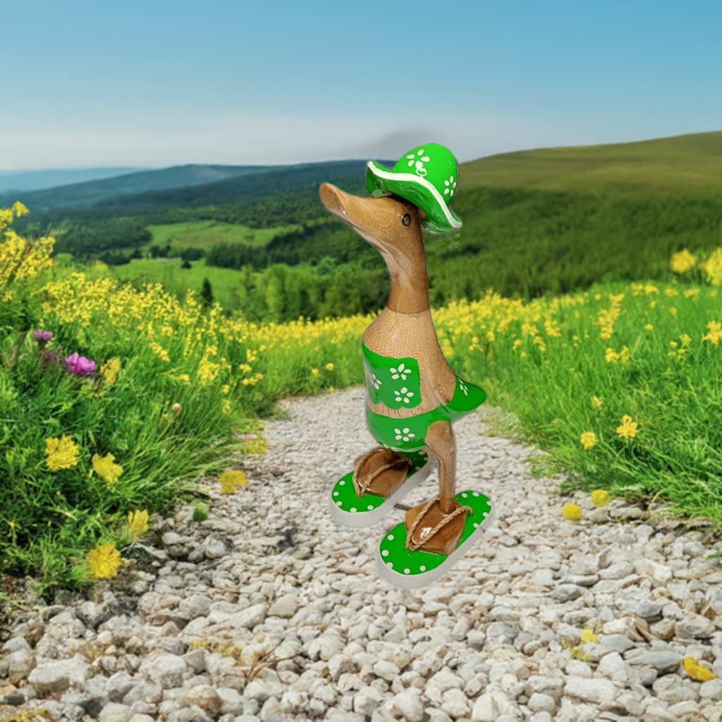 Ente aus Bambus im grünen Blümchen Kleid, mit Flip Flops und Sonnenhut - Höhe ca. 25 cm. Wunderschöne Deko aus Bambuswurzel. Jedes Teil handgefertigt und ein Unikat. Ein Hingucker für Drinnen und Draußen
