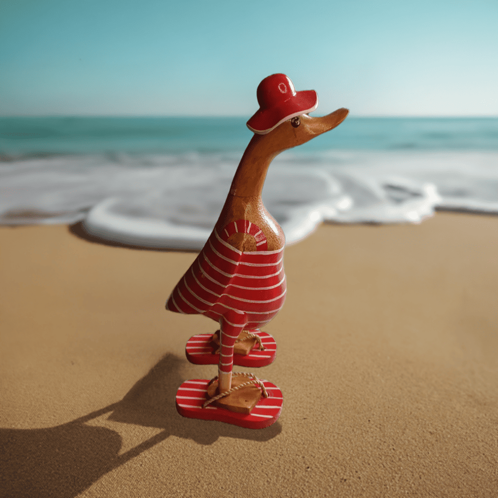 Ente aus Bambus im Badeanzug, roten Flip Flops, Sonnenhut und einer Höhe von ca. 25 cm.
Wunderschöne Deko aus Bambuswurzel. Jedes Teil handgefertigt und ein Unikat. Ein Hingucker für Drinnen und Draußen