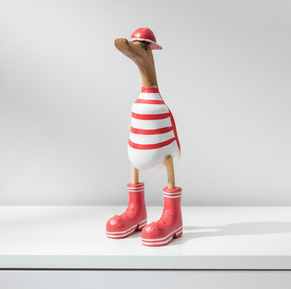 Ente aus Bambus mit Basecap und Turnschuhen - rot geringelt in einer Höhe von ca. 25 cm - Wunderschöne Deko aus Bambuswurzel. Jedes Teil handgefertigt und ein Unikat. Ein Hingucker für Drinnen und Draußen.
Ente mit Basecap und Turnschuhen rot geringelt - Farbe: natur / rot / weiß -
Material: Bambus - Maße: Höhe 25 cm -
Ursprung: Indonesien