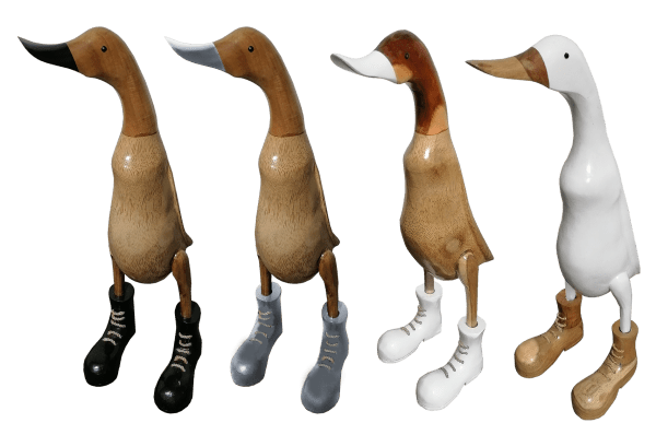 Ente aus Bambus mit weißen Stiefeln, weißem Schnabel und einer Höhe von ca 40 cm.