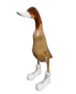 Ente aus Bambus mit weißen Stiefeln, weißem Schnabel und einer Höhe von 25 cm. Wunderschöne Deko aus Bambuswurzel. Jedes Teil handgefertigt und ein Unikat. Ein Hingucker für Drinnen und Draußen