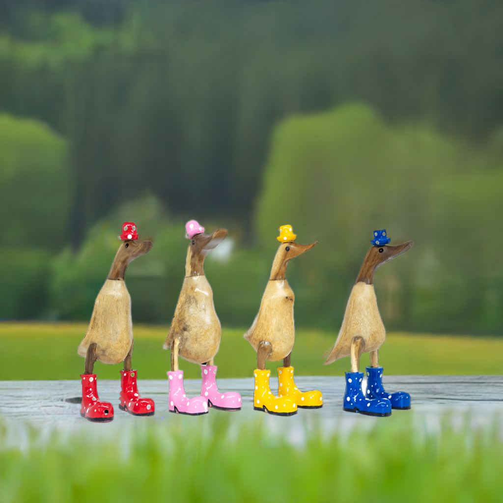 Ente aus Bambus mit roten Stiefeln und Hut in einer Höhe von ca. 25 cm. 
Wunderschöne Deko aus Bambuswurzel. Jedes Teil handgefertigt und ein Unikat. Ein Hingucker für Drinnen und Draußen