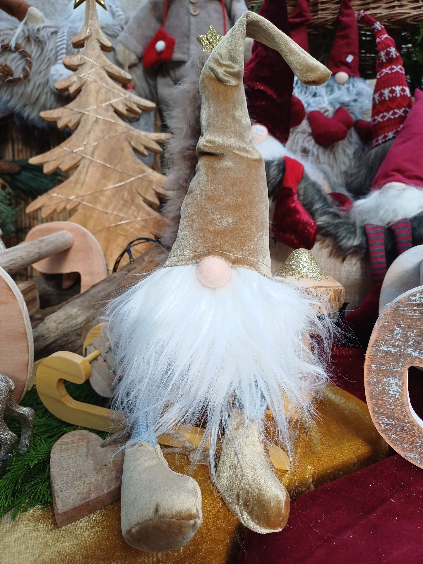 Wichtel mit einer Stoffmütze in goldener Farbe und grauen Beinchen. Dieser Wichtel erstrahlt in goldenem Glanz und lässt sich hervorragend mit anderen Farben kombinieren.